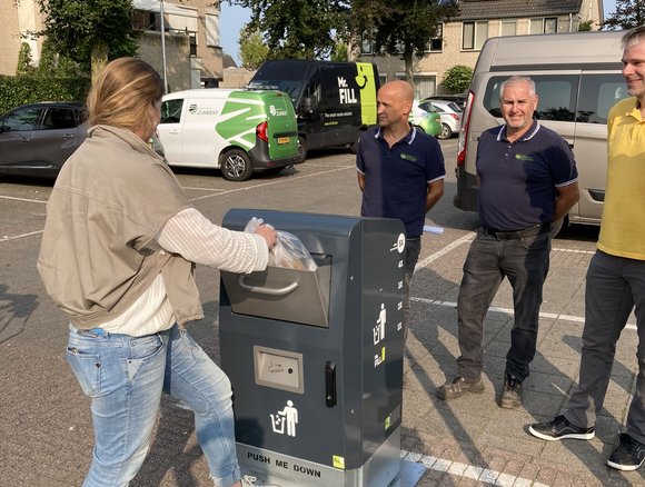 Wethouder Kuijpers gooit afval in de 'slimme' prullenbak