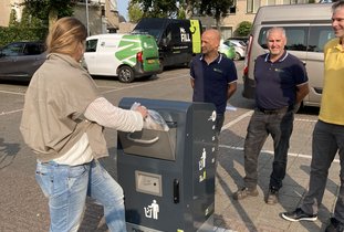 Wethouder Kuijpers gooit afval in de 'slimme' prullenbak