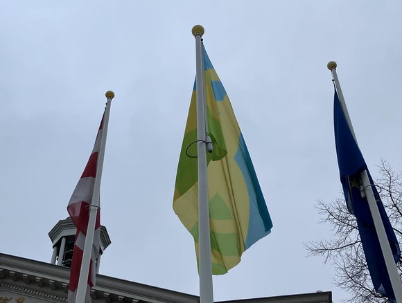 Vlag voor de mensenrechten op de Markt.