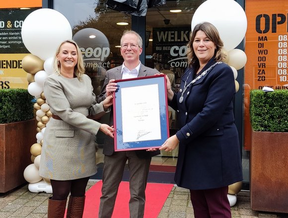 Familie Van Bedaf toont trots het certificaat Hofleverancier