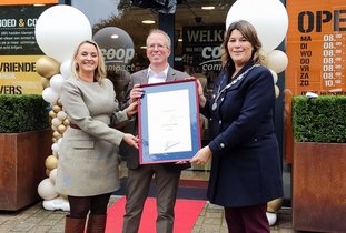 Familie Van Bedaf toont trots het certificaat Hofleverancier