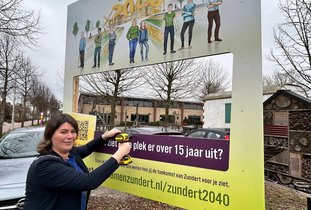 Burgemeester Vermue bevestigd de laatste schroef.