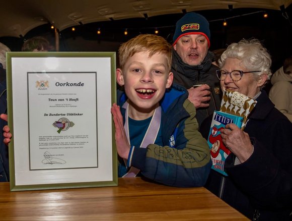 Teun ontvangt eerste Zundertse Uitblinker van burgemeester Joyce Vermue