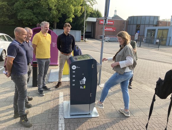 Wethouder Kuijpers gooit afval in de 'slimme' prullenbak