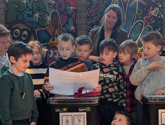 Wethouder Judith Kuijpers op bezoek bij De Koperakker voor afvalscheiding