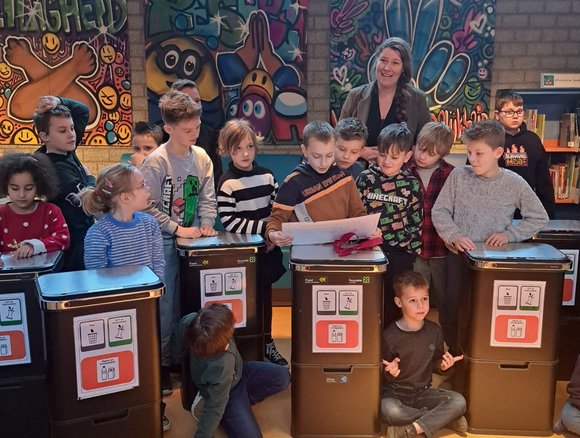 Wethouder Judith Kuijpers op bezoek bij De Koperakker voor afvalscheiding