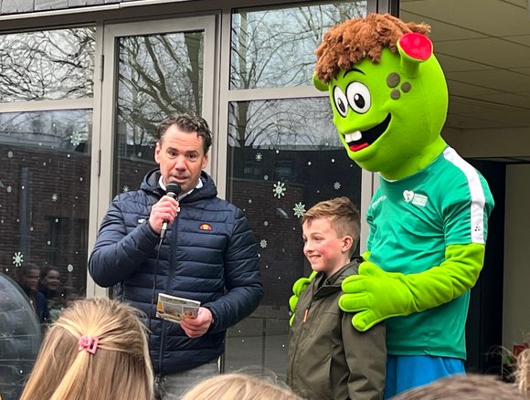 Wethouder Wesley van Steen reikt het Sjors Sportief en Creatief boekje uit aan Thijmen